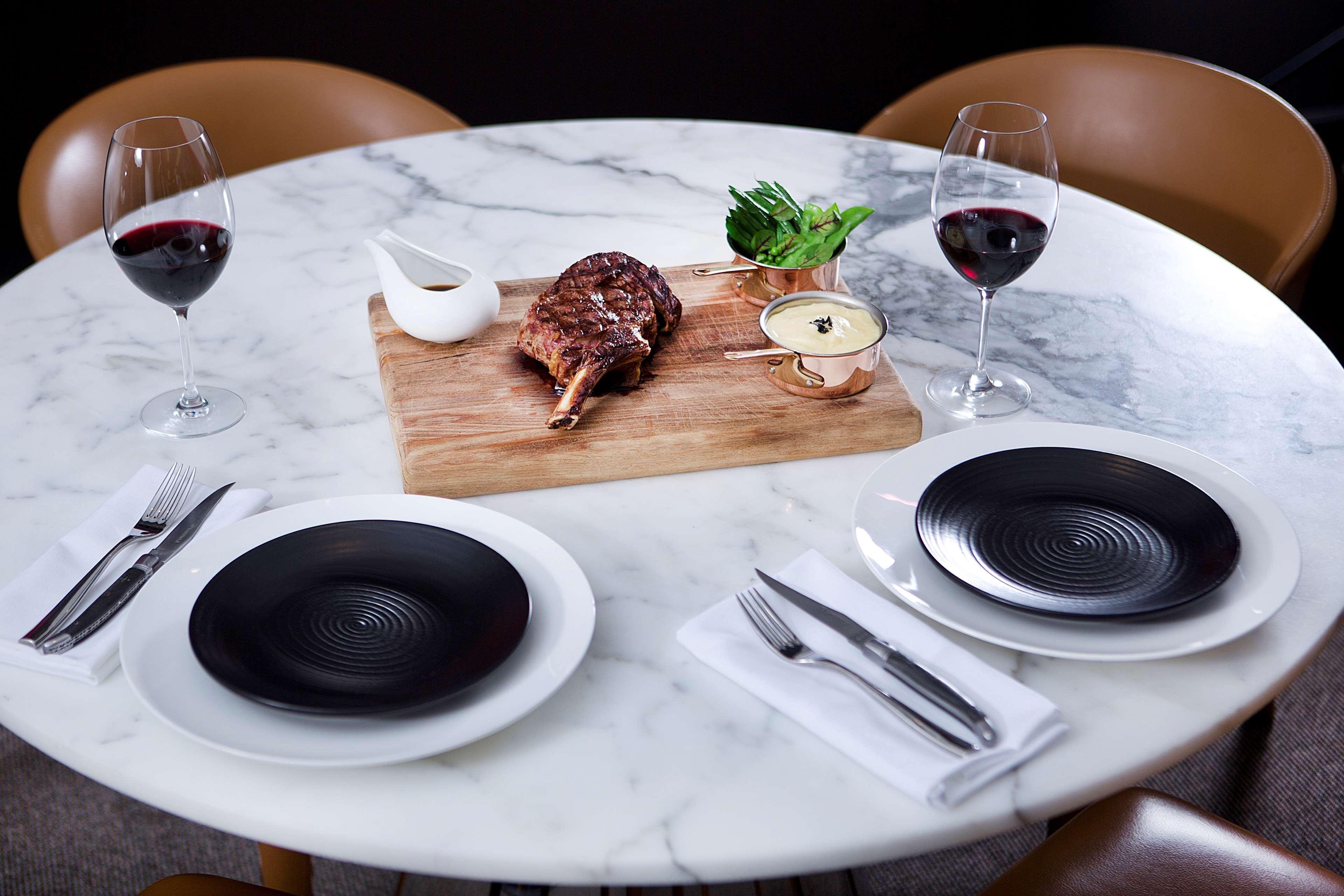 힐튼 브리즈번 외부 사진 A steak at the restaurant