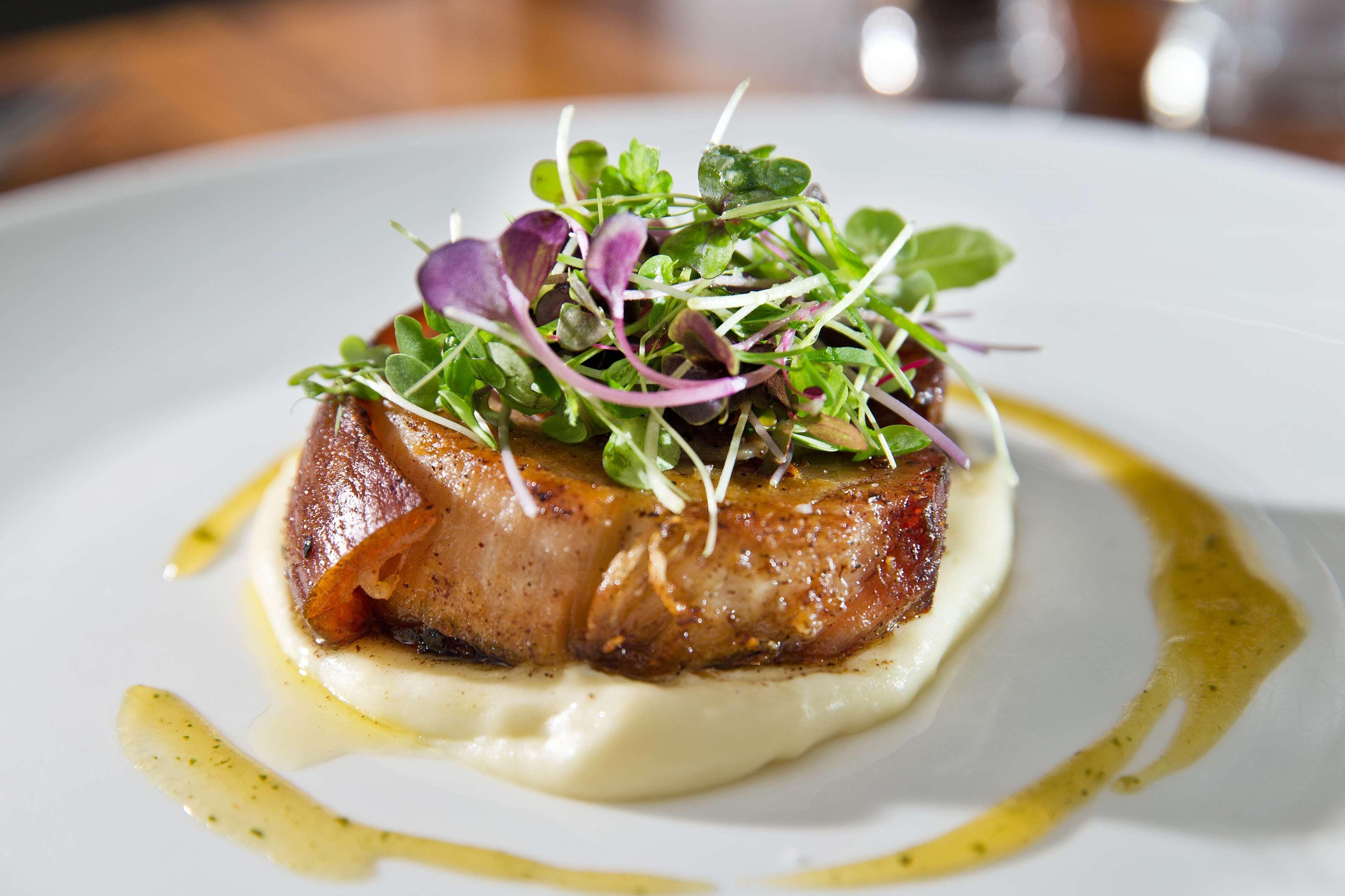 힐튼 브리즈번 외부 사진 A steak prepared with a garnish of microgreens