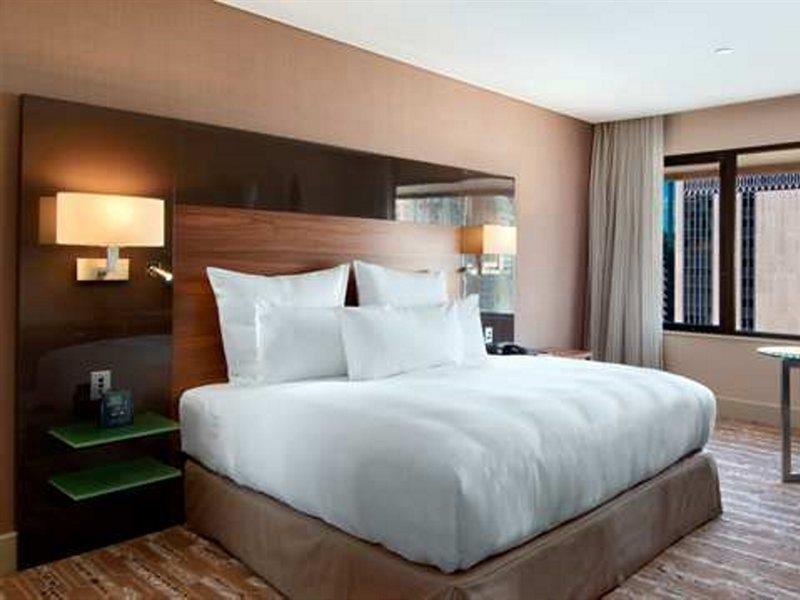 힐튼 브리즈번 외부 사진 A typical bedroom at the hotel