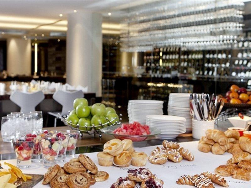 힐튼 브리즈번 외부 사진 A buffet